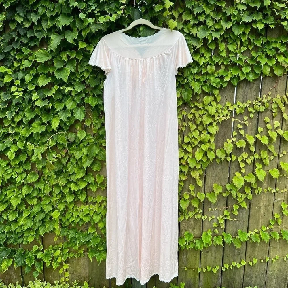 Vintage embroidered nightgown with pearl buttons - Picture 2 of 3